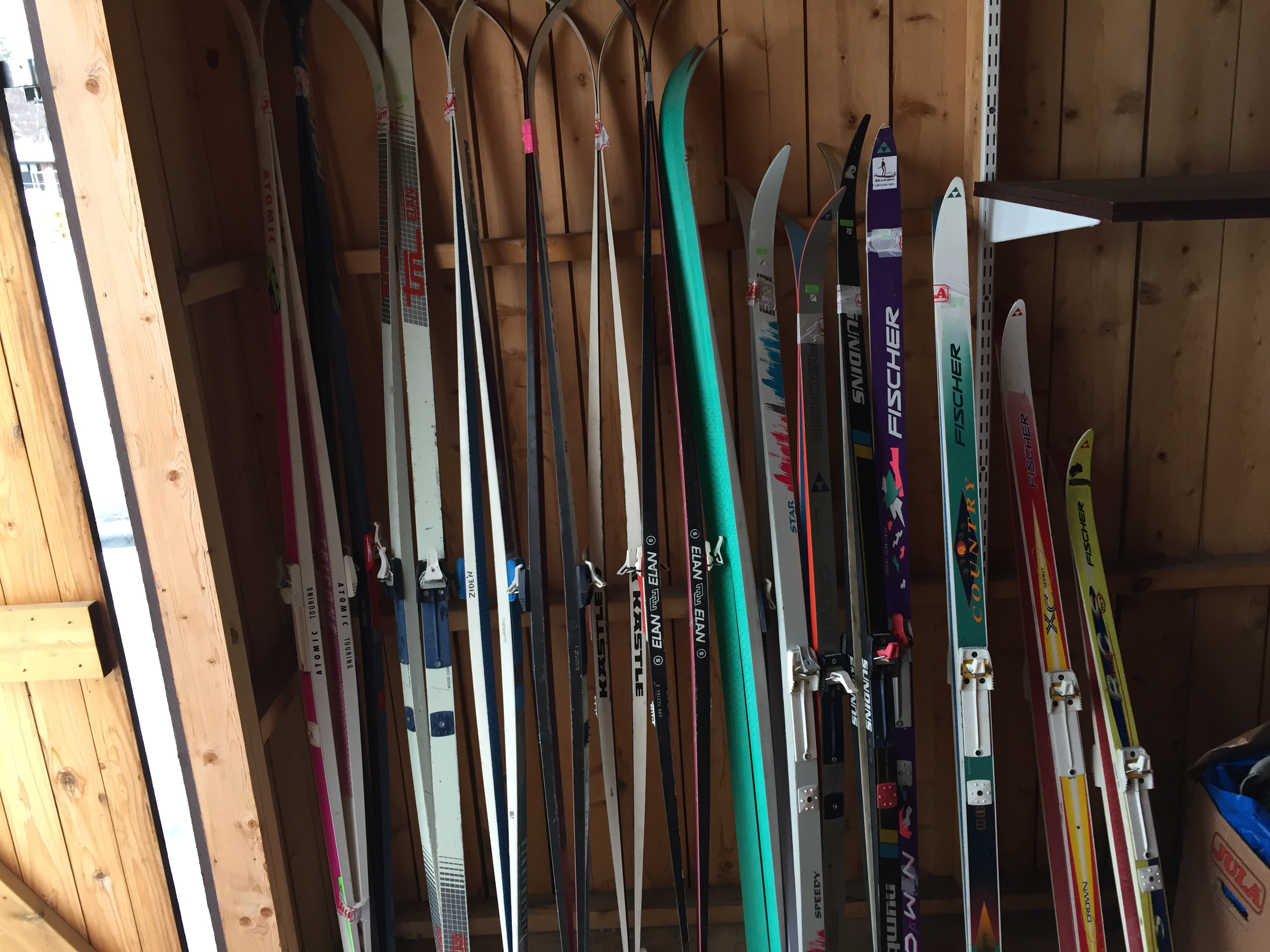 14 par skidor i Spånga IP